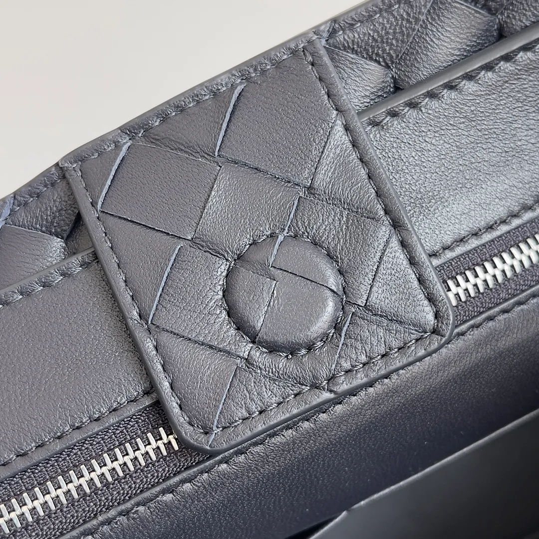 The 2023 new Andiamo batch of 2260 BV has been shipped‼ ️Really popular🔥The new Andiamo woven handbag launched by Bottega Veneta this season is really popular all over the world! ! Celebrities at home and abroad have worn it, and Oscar-winning actress Michelle Yeoh has taken it out on the street. Song Jia, Trai Yara, Yu Feihong, Sanji Ayaka, Rosie Hunting-Whiteley, Yoshioka Riho, etc. have all picked up this bag. It is classic and versatile, showing off its temperament, and the bag capacity is also large, which is very convenient for daily commuting! ! A variety of carrying methods, the shoulder straps can be adjusted by yourself, the original lambskin feels soft and delicate, and the unisex style breaks the gender boundaries and brings a more practical and long-lasting use experience. Andiamo, which has both elegant and casual styles, perfectly interprets the true appearance of "fashionable old money style". Style number: 743572 Size: 32*24*12